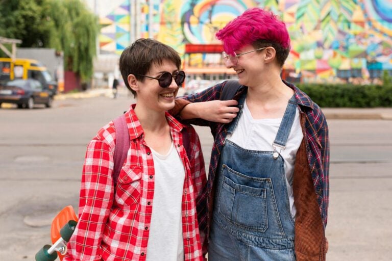 Lesbisches, glückliches Paar lacht.