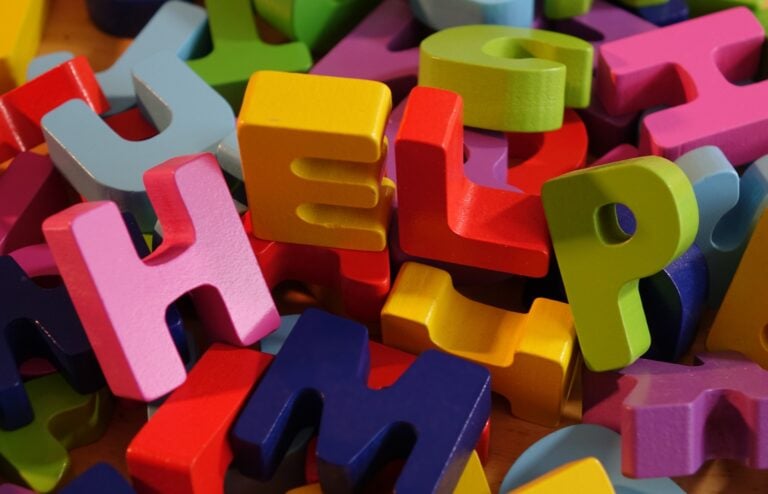 Buchstaben bilden das Wort "HELP