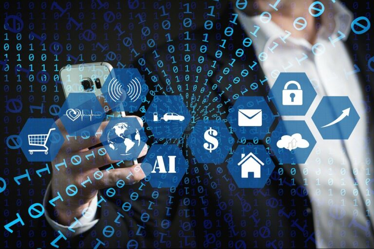 Mann an Whiteboard mit technischen Icons